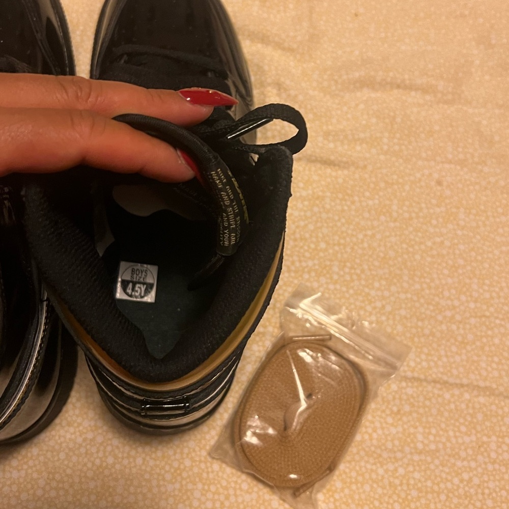 Air Jordan 1 Retro High OG GS 'Black Metallic Gold' - Picture 10 of 11
